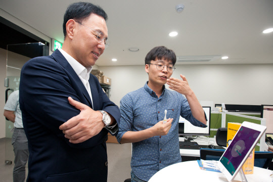 과학기술정보통신부가 지난 14일 오후 경기도 성남시 수정구 기업지원허브 세미나실에서 '정보통신 장비산업 현장간담회' 를 개최했다. 민원기 과학기술정보통신부 제2차관이 최종호 키튼플래닛 대표로부터 '스마트칫솔 및 디지털 덴탈 케어 서비스' 에 대한 설명을 듣고 있다. 과기정통부 제공